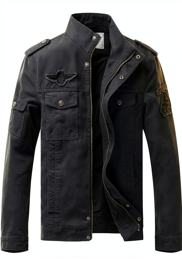 Veste militaire homme portée en extérieur avec mise en valeur des poches