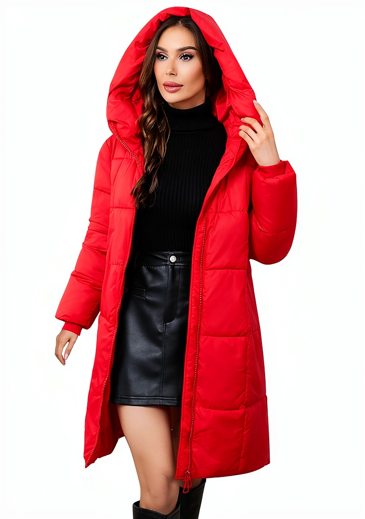 'Manteau femme hiver long porté en extérieur avec capuche'