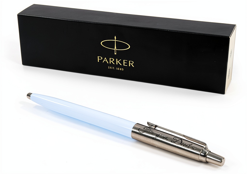Stylo Parker Jotter bille rechargeable gravé posé sur un cahier de notes professionnel
